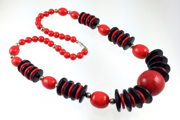 Mod Red & Black Bead Necklace - Vintage 1970s Plastic Disc Beads