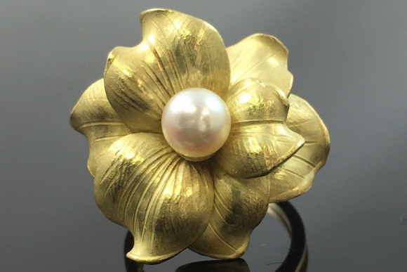 18K Gold Flower Pearl Ring Italian Designer Annamaria Cammilli