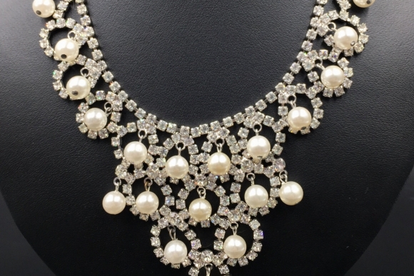 FAUX Perle vintage bib statement necklace