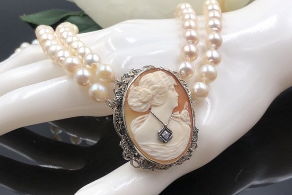 Choker of large baroque pearls with cameo and silver