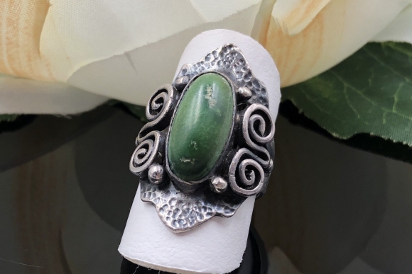 Vintage Sterling Silver Green Cabochon Antique Ring, Arts and Crafts Hammered Silver Craftsman Ring, Hand Wrought Vintage Ring