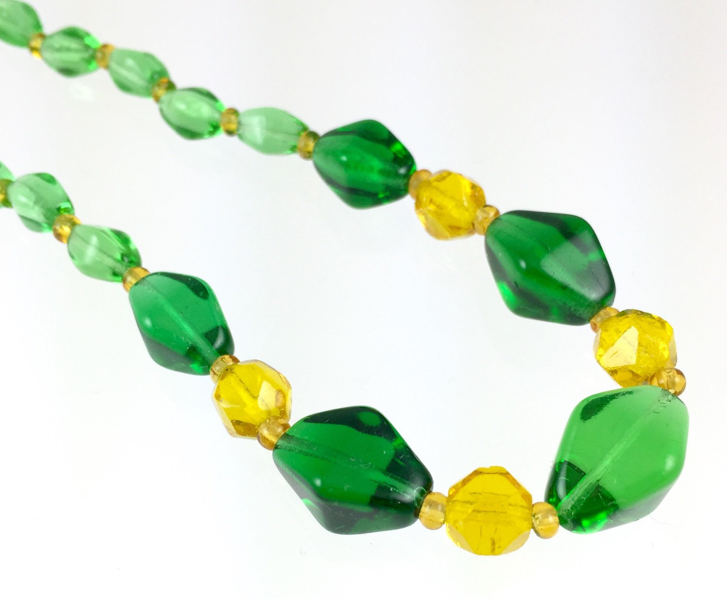 Art Deco Green And Yellow Glass Bead Necklace Vintage 1930s 6372